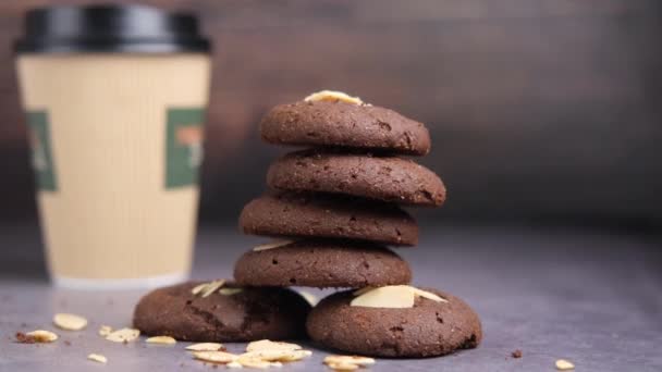 Galletas de chocolate de almendras sobre mesa de madera — Vídeos de Stock