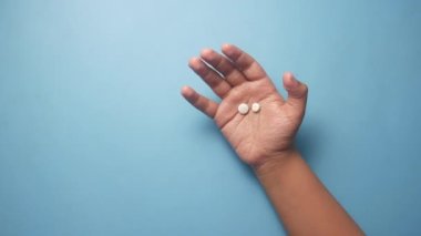 Çocuk elinin avucundaki ilaç haplarını kapat. 