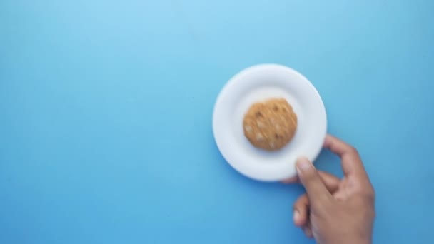 Mão escolher biscoitos e chá na mesa, vista superior — Vídeo de Stock