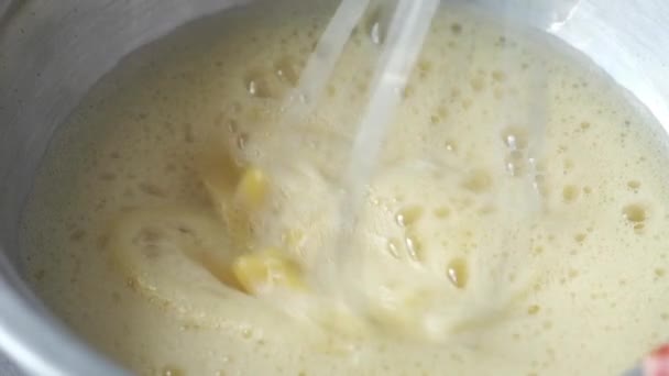 Slow motion av Whisking ägg, närbild, — Stockvideo