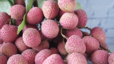 Lychee 'yi ahşap bir arka planda kapat.