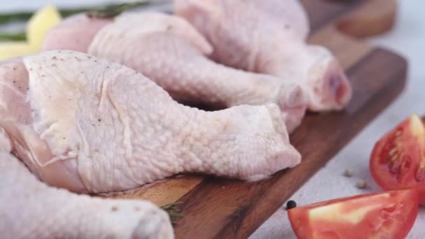 Zbliżenie surowego pałeczki kurczaka na desce do siekania — Wideo stockowe