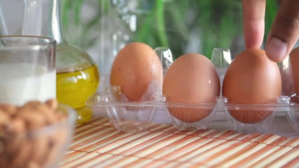 Menutup telur dalam mangkuk.. — Stok Video