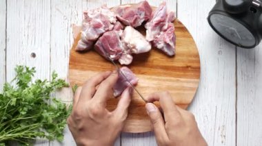 Kesme tahtasında taze çiğ et kesiyorum.