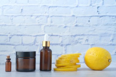 limon yağı ve limon dilimi. Kopya alanı ile. 