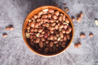 Masanın üstündeki kasede işlenmiş bezelye fıstığı. .