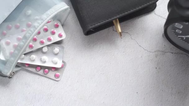 Primo piano di pillole di blister in una piccola borsa su sfondo di legno — Video Stock