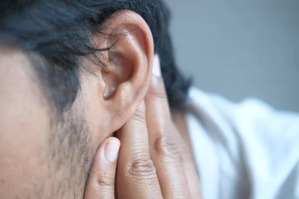 Joven con dolor de oído tocando su doloroso oído , — Foto de Stock