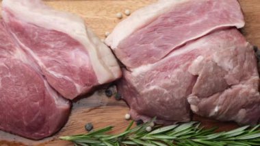 Kesme tahtasındaki kırmızı eti kapatın.,