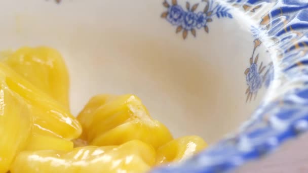 Menutup dari irisan jackfruit dalam mangkuk di atas meja. — Stok Video