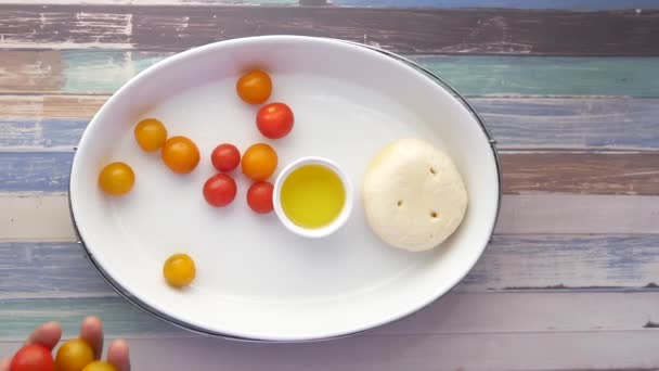 Tomate cereja, queijo e azeite na mesa — Vídeo de Stock