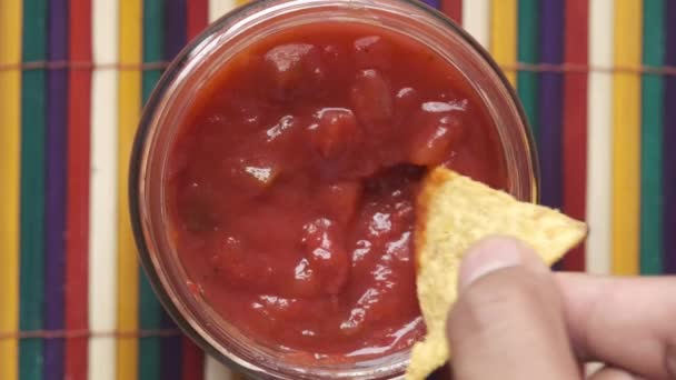 Masada bir kase cips ve salsa sosu. , — Stok video