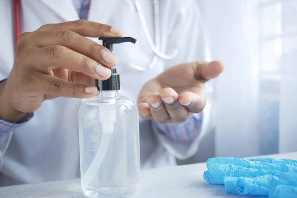 Primer plano de la mano del médico usando gel desinfectante — Foto de Stock
