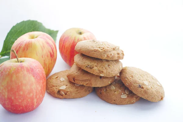 Stapel hele maaltijd koekjes en appels op witte achtergrond — Stockfoto