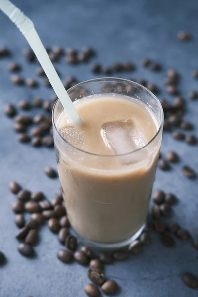 Café helado en un vaso alto sobre fondo negro. — Foto de Stock