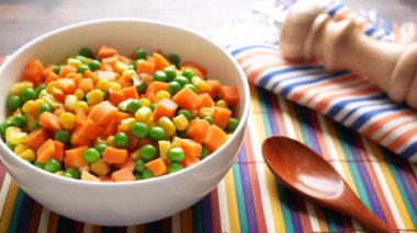 Mısır, havuç ve fasulyeyi kaseye koy.,