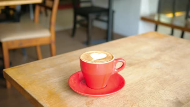 Чашка позднего кофе с цветочным оформлением сверху в кафе — стоковое видео