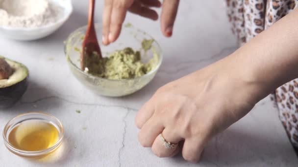 Femmes appliquant de la crème cosmétique à l'avocat naturel maison sur la peau, — Video