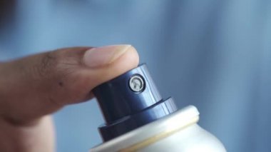  Erkek eli, beyaz arka planda vücut spreyi tutuyor. 