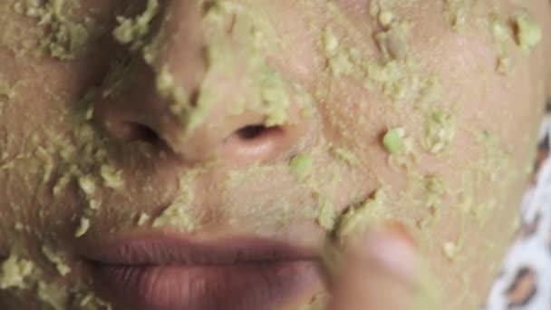 Mujeres aplicando crema cosmética de aguacate natural casera en la cara , — Vídeo de stock