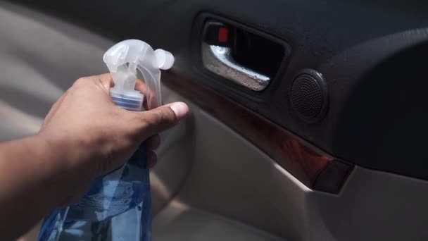 Mano in bottiglia di spry pulizia manopola porta auto — Video Stock