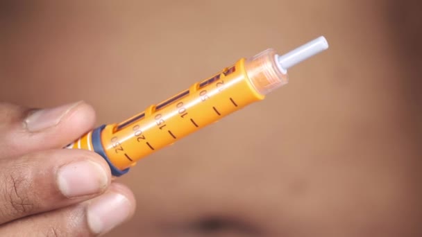Jonge man hand met insuline pen close-up — Stockvideo