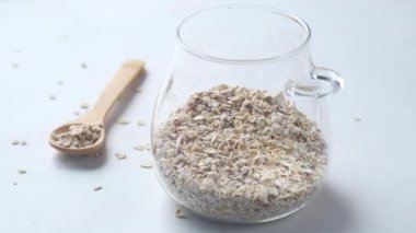  Yulaf ezmesi kavanozda, masada kaşık var. 