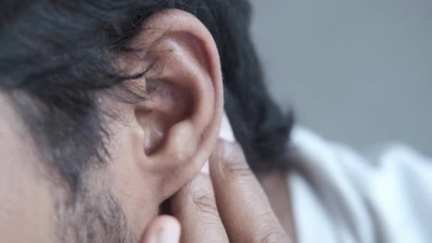 Jeune homme ayant mal à l'oreille toucher son oreille douloureuse , — Video