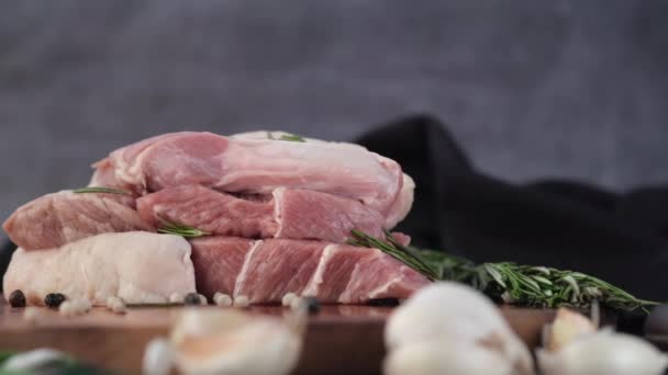 Färskt rått rött nötkött kött på hackbrädan , — Stockvideo