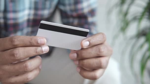 Nahaufnahme der Hand einer Person, die Kreditkarte hält — Stockvideo