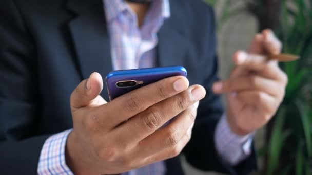 Affärsman hand hålla smart telefon läsa något — Stockvideo
