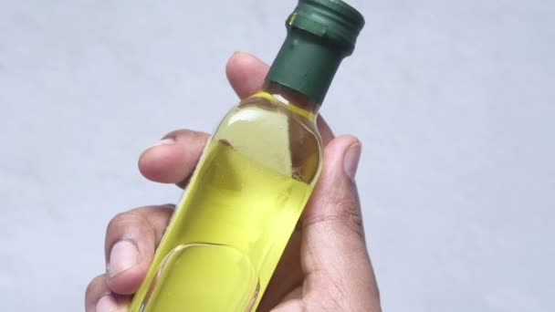 Tangan memegang sebotol minyak zaitun — Stok Video