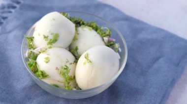 Masadaki kasede bağırsak yumurtasını kapat. 