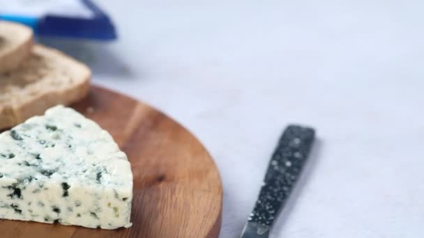 Μπλε τυρί, και φέτα καφέ ψωμί στο τραπέζι — Αρχείο Βίντεο