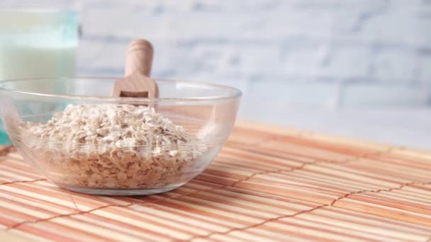 Copos de avena, vaso de leche y plátano sobre la mesa — Vídeos de Stock