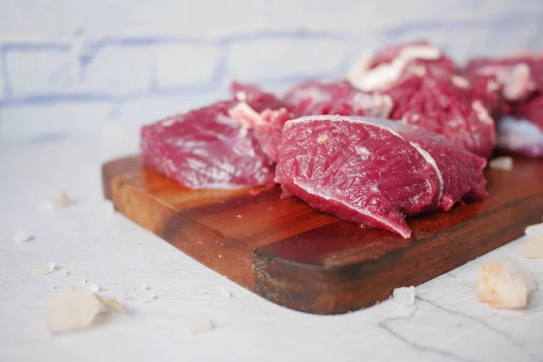 Carne fresca de vacuno roja cruda en la tabla de picar , —  Fotos de Stock