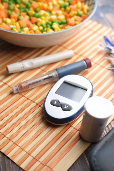 糖尿病测量工具和桌上的健康食品 — 图库照片