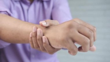 Bileği ağrıyan bir adam. Yaklaş. 