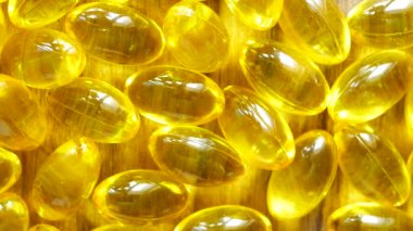 Turuncu arka planda balık yağı takviyesi 