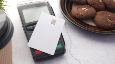 genç bir adamın kredi kartıyla ödeme yapması konsepti.