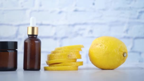 Wadah kaca minyak dan lemon di atas meja — Stok Video