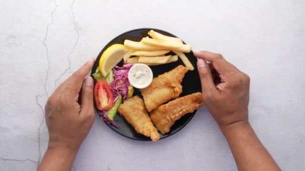 Filete de pescado, limón, patatas fritas y puré de patatas en la mesa — Vídeo de stock