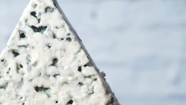桌子上的蓝色奶酪的详细镜头 — 图库视频影像