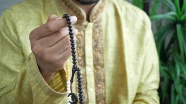 Müslüman adam Ramazan 'da dua ederken el ele tutuşup yaklaş. 