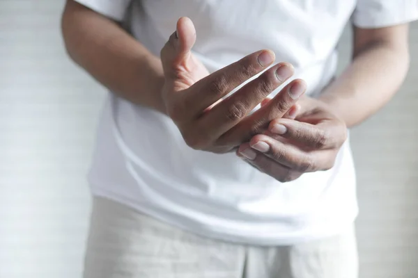 Mann erleidet Schmerzen in der Hand aus nächster Nähe — Stockfoto