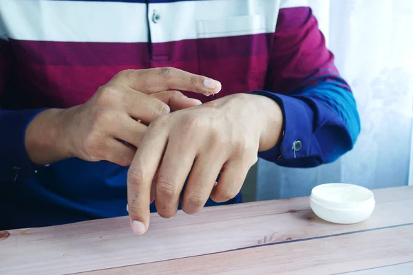 Primer plano de la mano del hombre usando vaselina — Foto de Stock