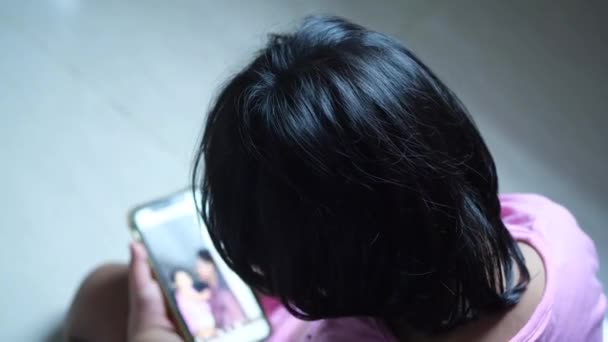 Criança menina assistindo desenhos animados no telefone inteligente — Vídeo de Stock