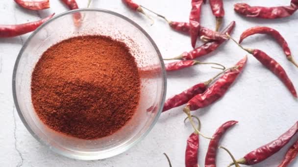 Poudre de piment et poivrons secs sur fond de table. — Video