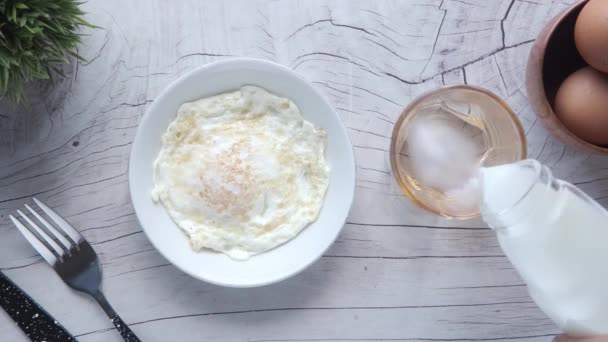 Uovo in camicia su un piatto con latte sul tavolo — Video Stock