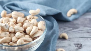 Ceviz ve bir bardak süt masada, düz yatıyordu. 